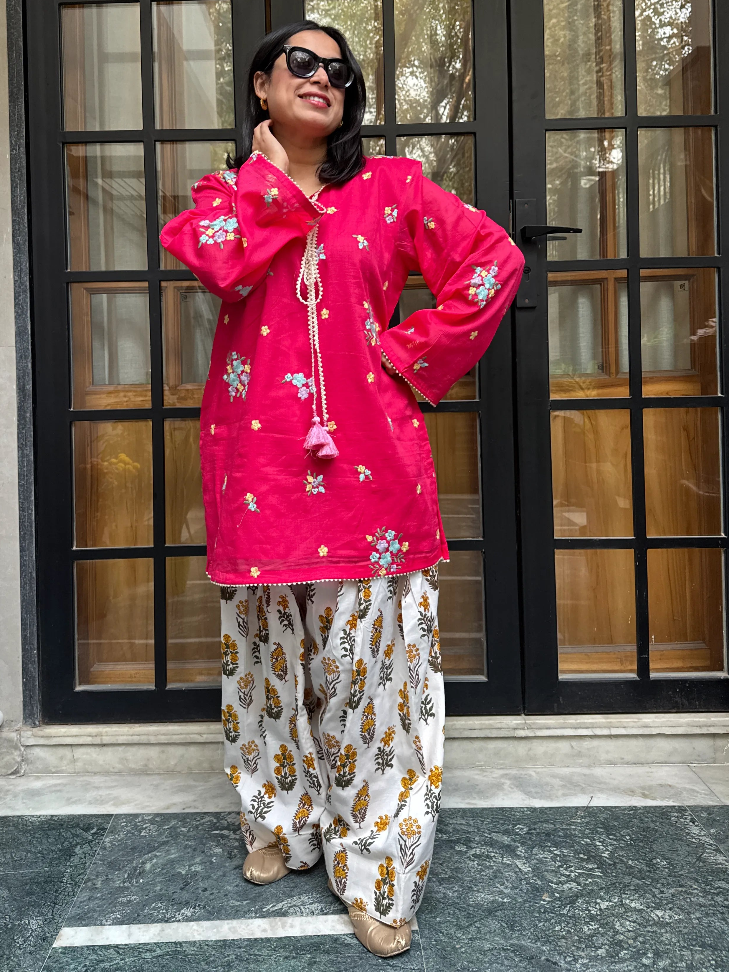 Myra Mul chanderi Floral Farshi Pyoor floral thread embroidery on kurta detail