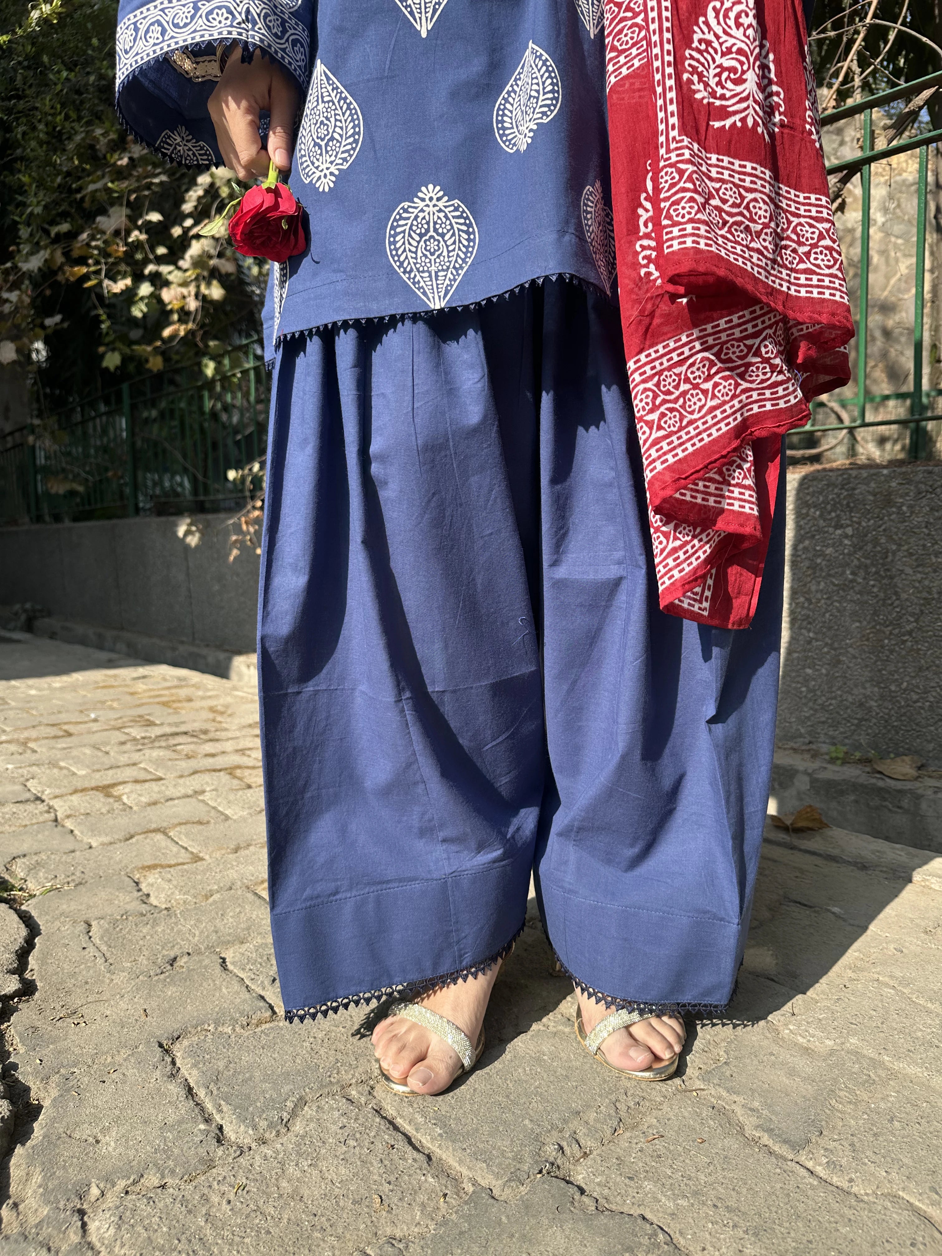 Yasmeen Block Blue Farshi with Red Dupatta blue kurta farshi set by Pyoor