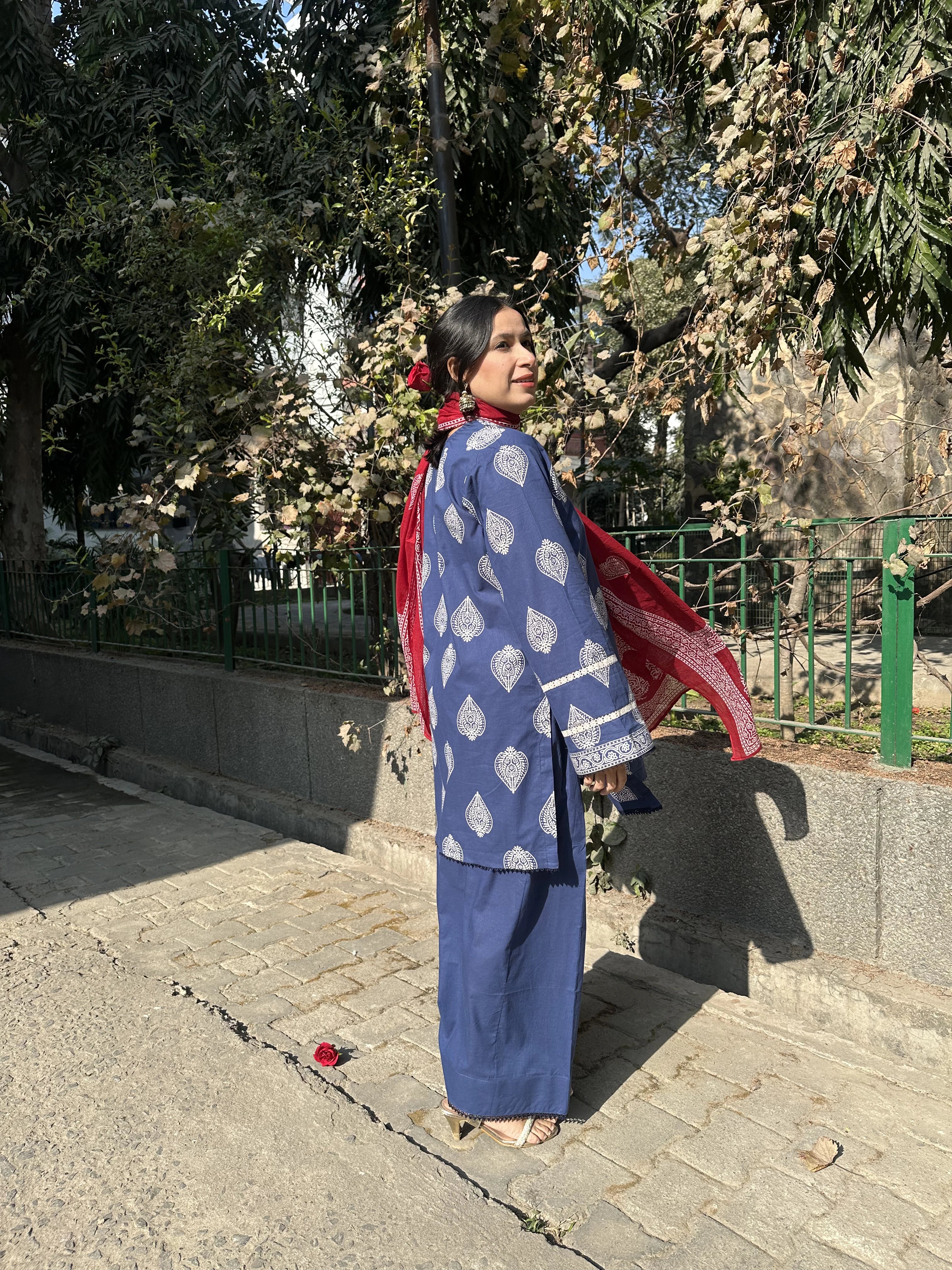 Yasmeen Block Blue Farshi with Red Dupatta relaxed fit kurta set Pyoor