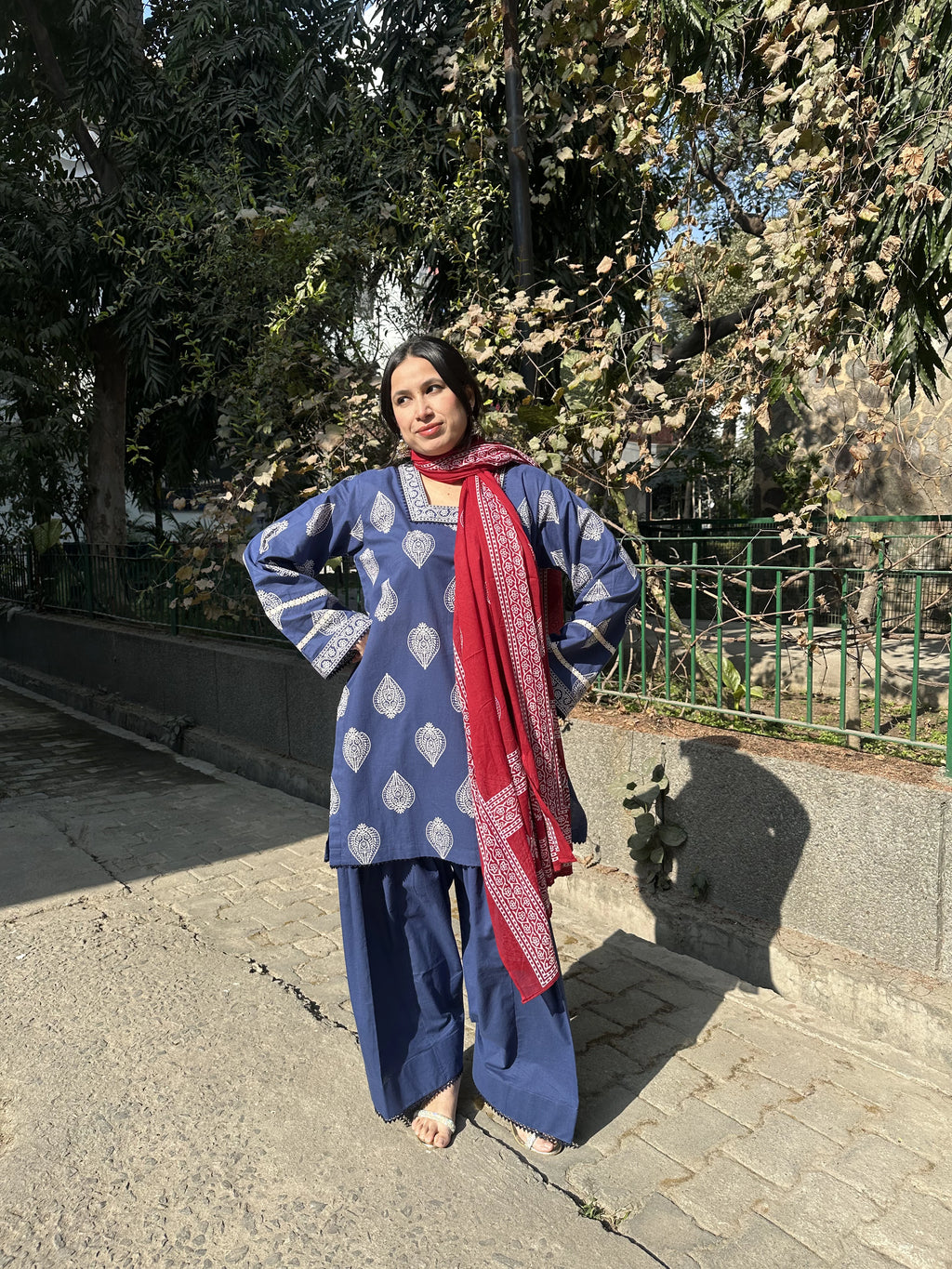 Yasmeen Block Blue Farshi with Red Dupatta oversized kurta farshi Pyoor